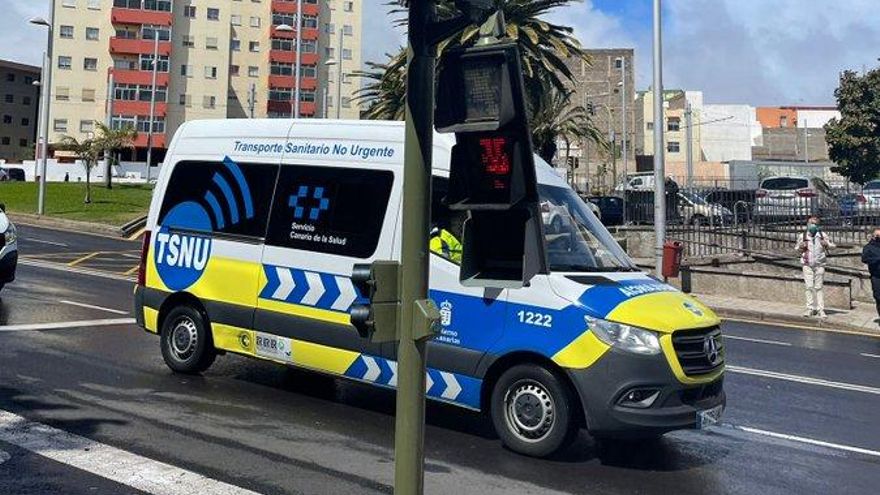 Desprendimiento parcial de un semáforo en la carretera del Rosario.