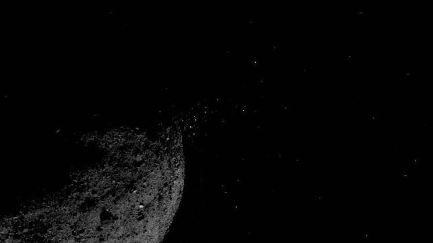 Vista del asteroide Bennu expulsando partículas de su superficie el 19 de enero de 2019. / NASA/Goddard/Universidad de Arizona/Lockheed Martin