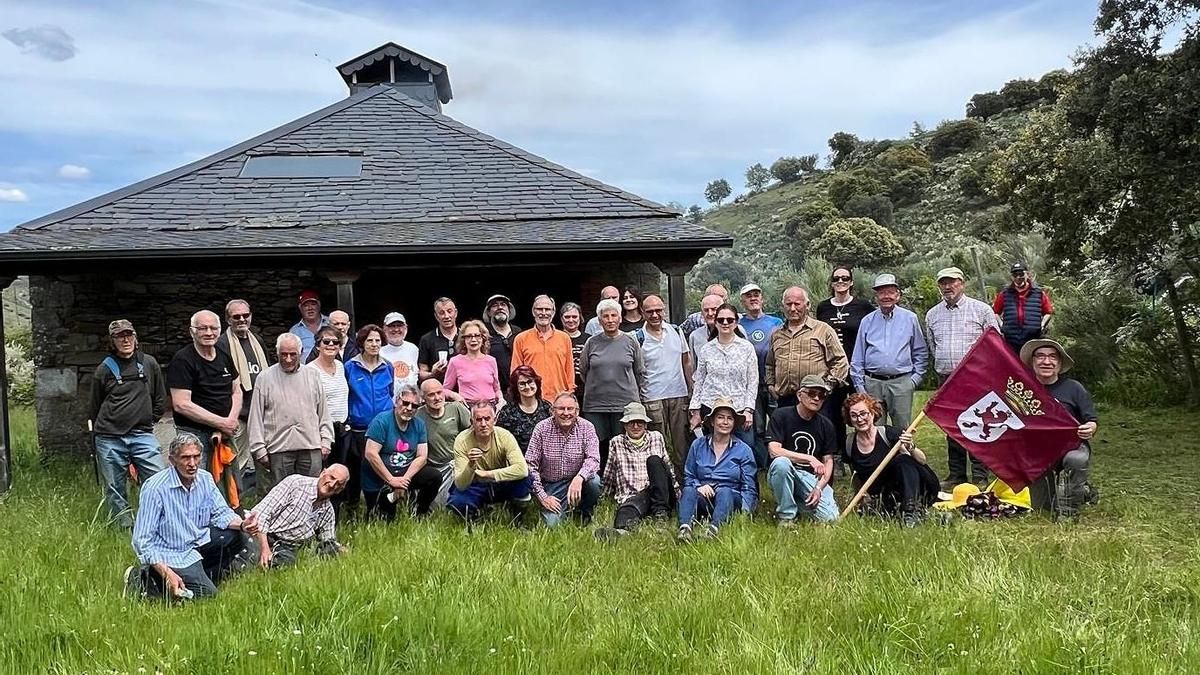Voluntarios de Promonumenta y Vía Nova recuperan la senda entre Montealegre y el monasterio de San Juan. 