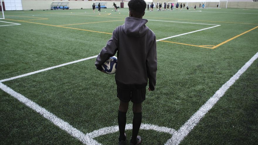 La FIFA vuelve a mandar a la grada a niños africanos: "No pierdo un entreno, pero no me dejan jugar"