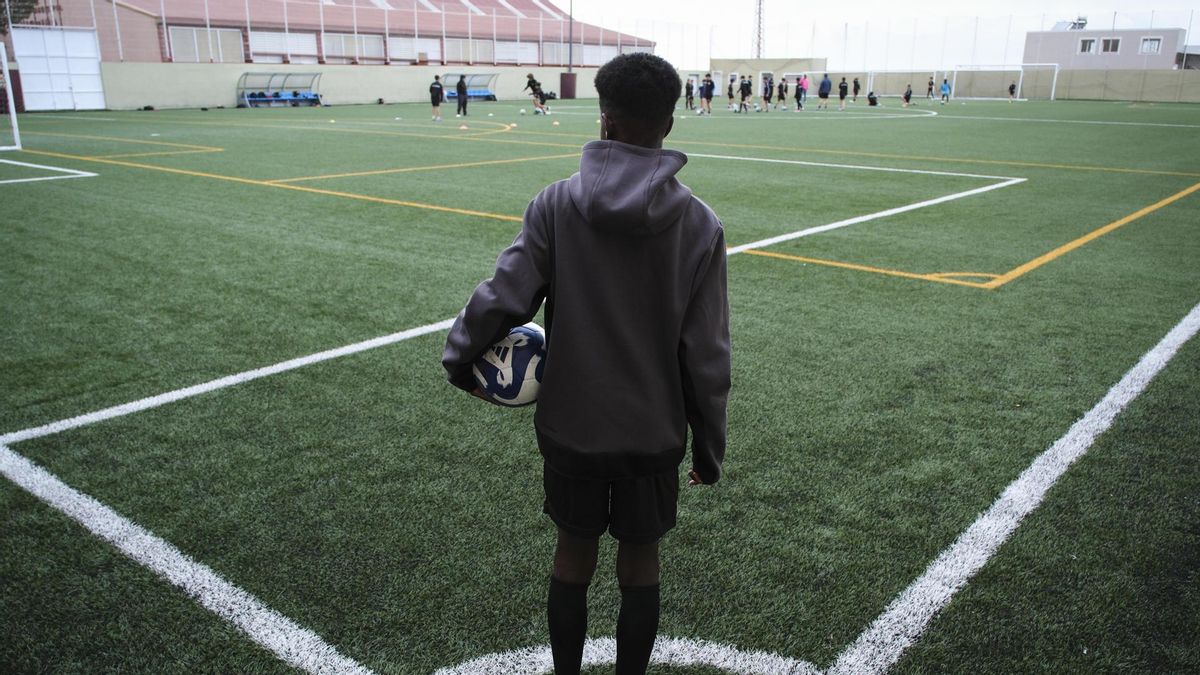 La FIFA vuelve a mandar a la grada a niños africanos: "No pierdo un entreno, pero no me dejan jugar"