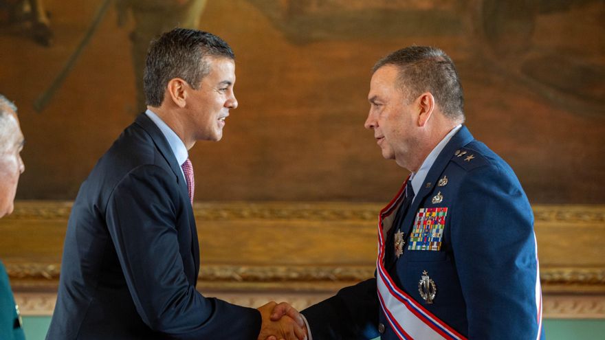 El presidente de Paraguay condecora al comandante de la Guardia Nacional de  Massachusetts