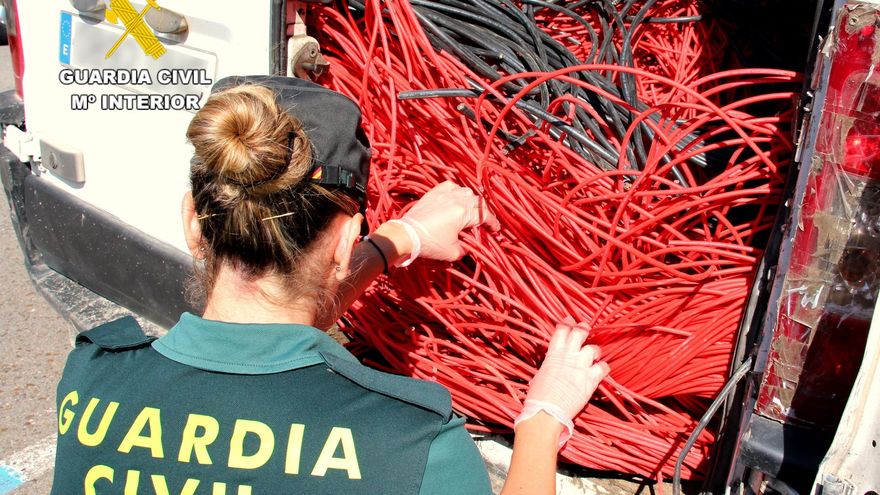 Una agente junto a la furgoneta en la que se intervinieron 400 kilos de cableado de cobre