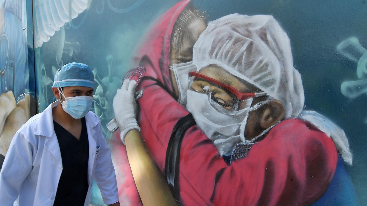 Bolivia atraviesa desde finales del año pasado por la segunda ola de contagios por el nuevo coronavirus con más de 2.000 casos diarios, algo que no ocurría desde julio y agosto pasados llegando inclusive a superar aquella primera etapa. EFE/Jorge Ábrego/Archivo