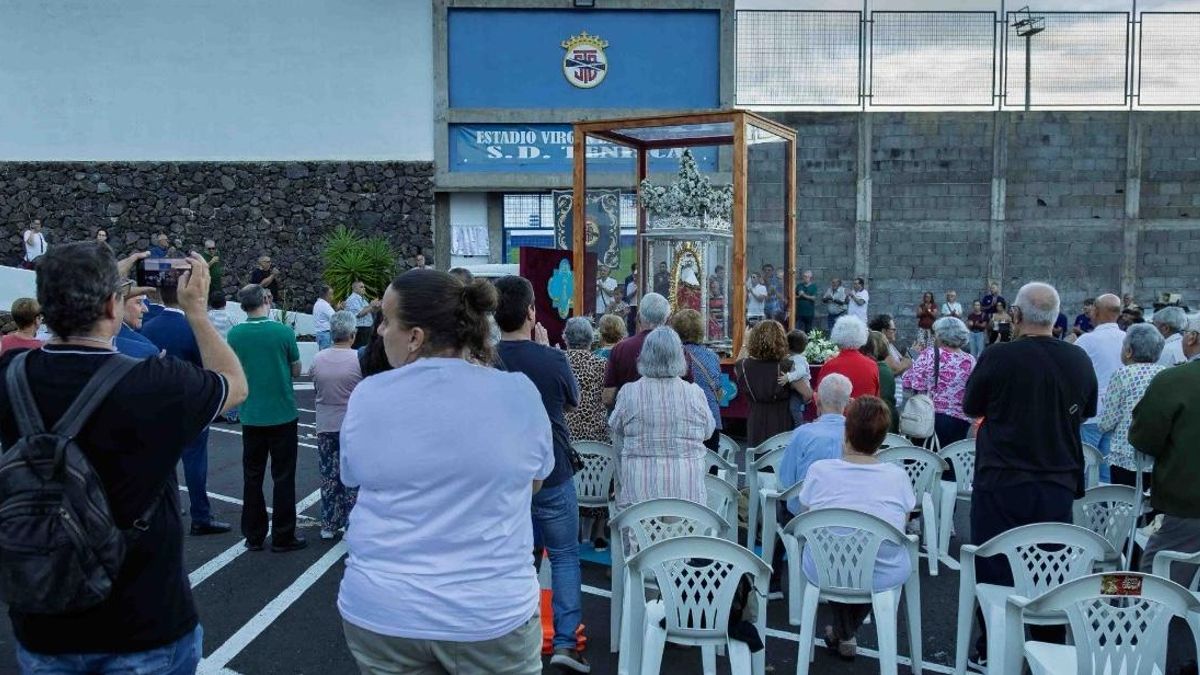 La Virgen de las Nieves visita el estadio de la SD Tenisca en "una  jornada histórica".