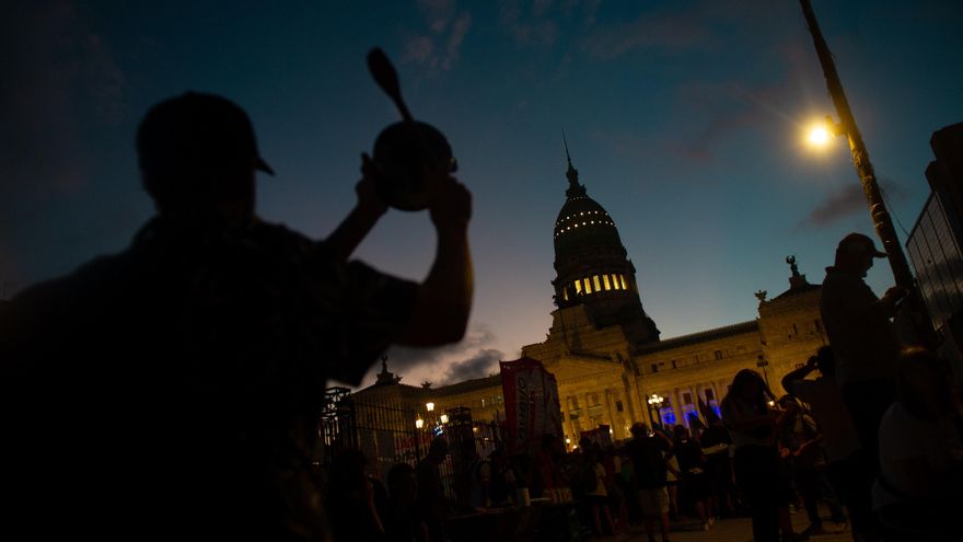 Cacerolazos y protestas de organizaciones sociales durante la llegada de Milei al Congreso
