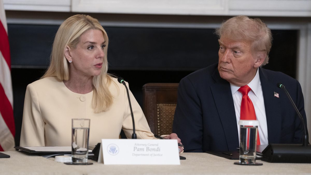 Foto de archivo de la fiscal general de Estados Unidos, Pam Bondi y el president de Estados Unidos, Donald Trump.