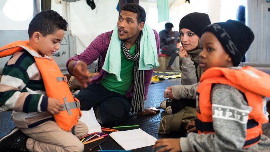 Las ONG advierten de que se agravan las condiciones para los 49 rescatados en el mar