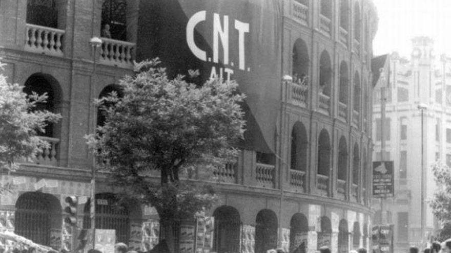 Primer mitin multitudinario de la CNT en la plaza de toros de Valencia el 28 de mayo de 1977.