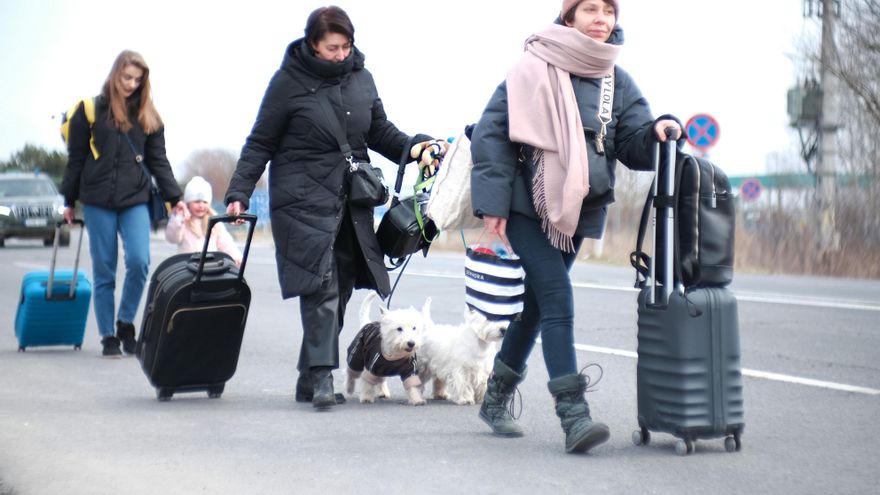 Ciudadanos ucranianos llegan a Hungría huyendo de la Guerra