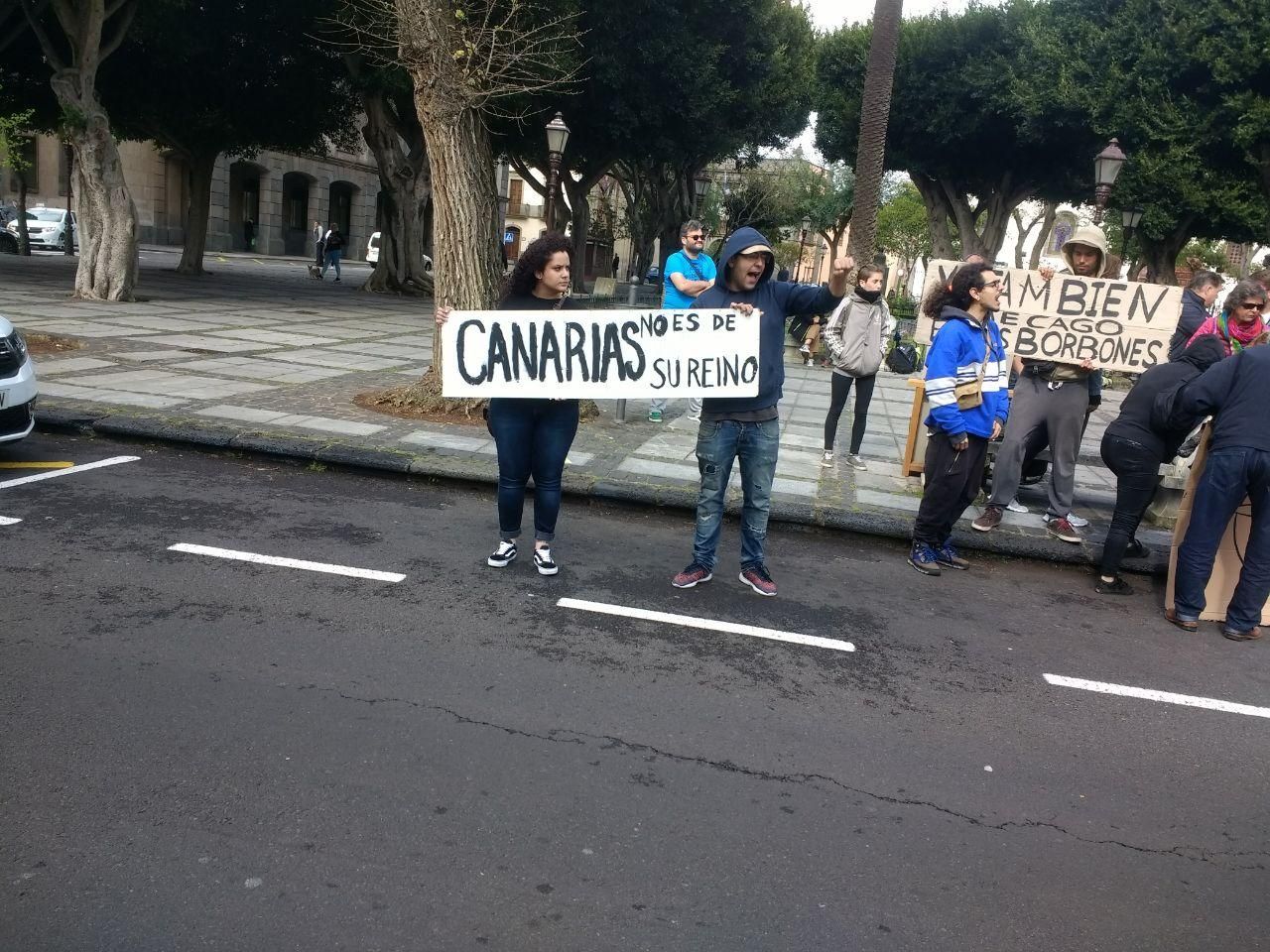 Manifestantes contra la detención de Roberto Mesa en la plaza del Adelantado, en la ciudad de La Laguna (Tenerife)