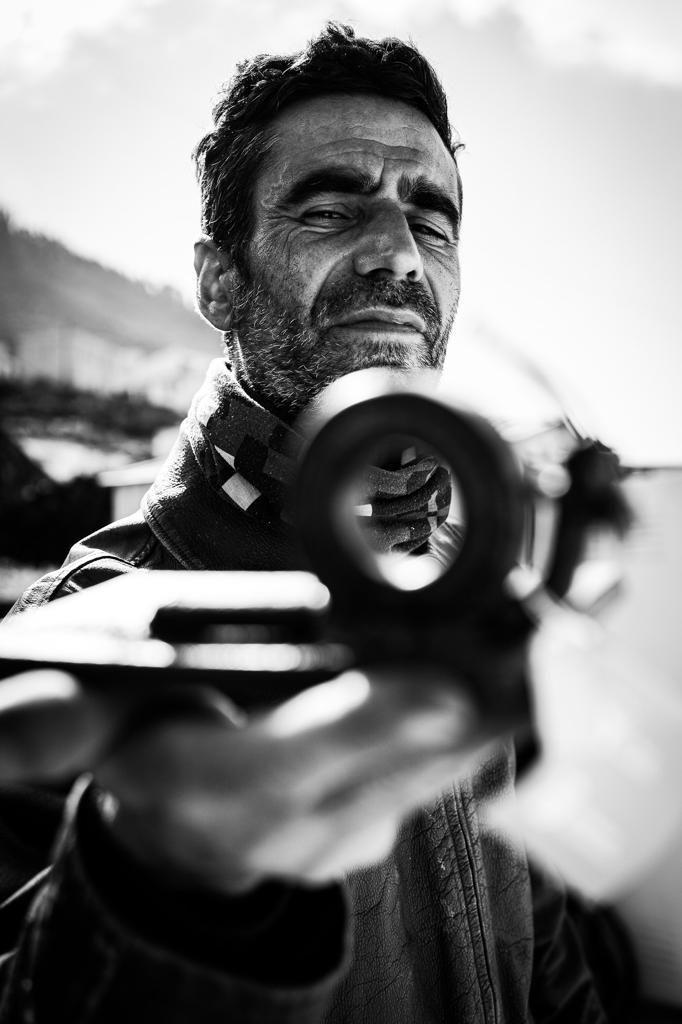 Gustavo Díaz muestra una de sus obras.