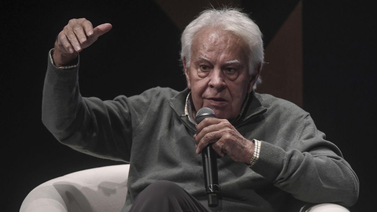 Felipe González apunta que Donald Trump está "rematadamente loco"
