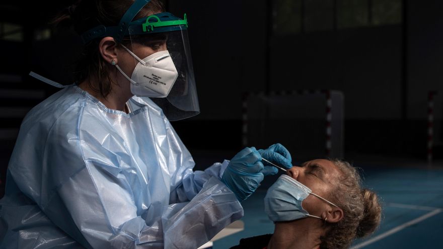 Una trabajadora sanitaria realiza una prueba PCR. EFE/Brais Lorenzo/Archivo