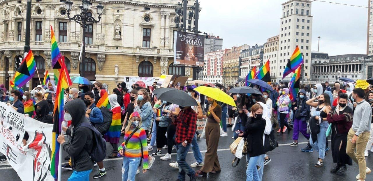 Las calles vascas se tiñen de arcoíris en el Día del Orgullo