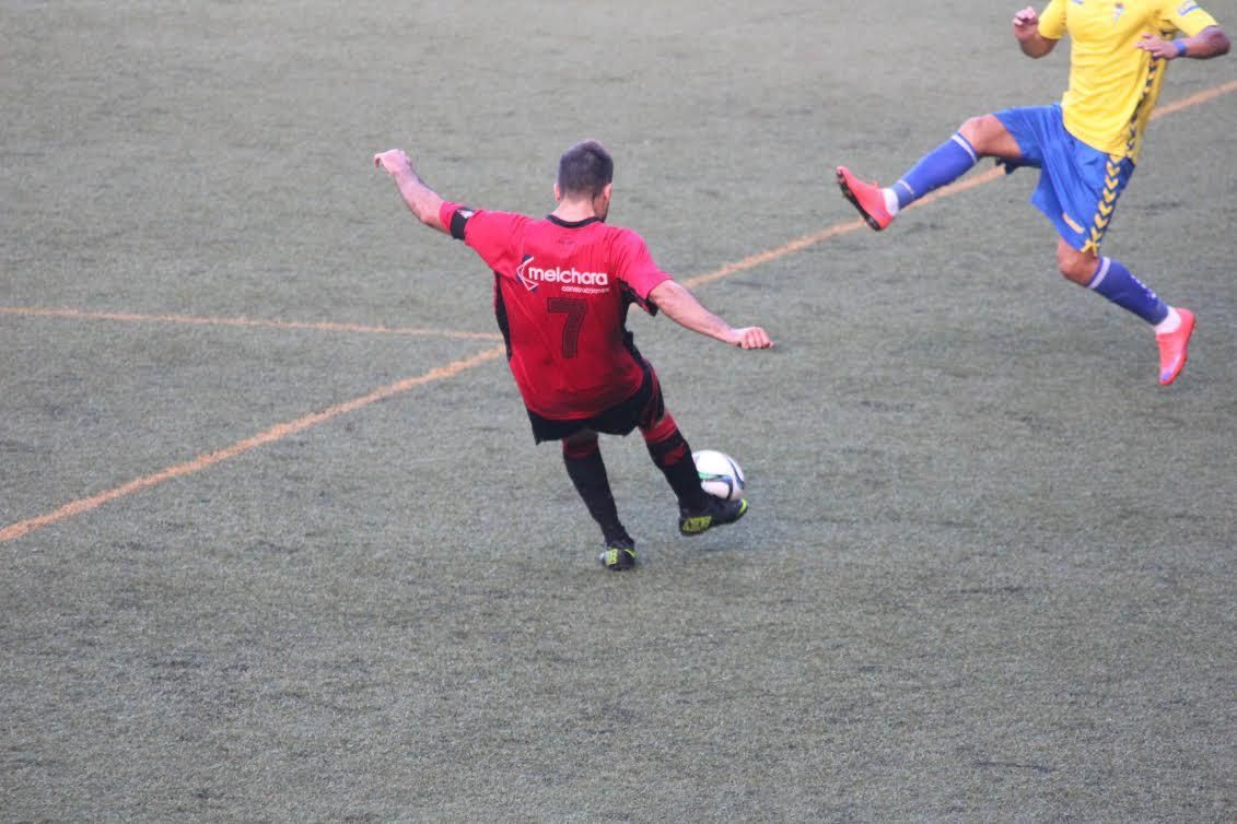 A falta de cuatro minutos el balón llegó a las mallas del Cádiz, pero el árbitro invalido la jugada. Foto: JOSÉ AYUT.