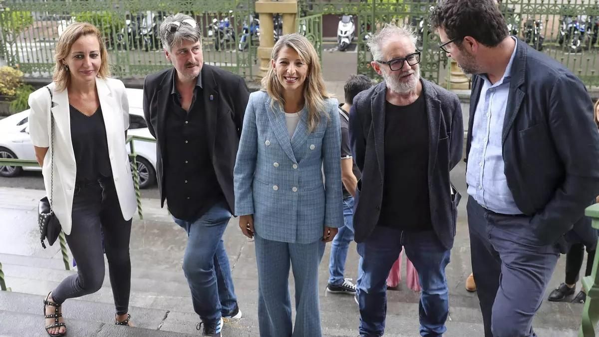 La ministra de Trabajo y Economía Social, Yolanda Díaz, en el centro, durante su visita a Asturias.