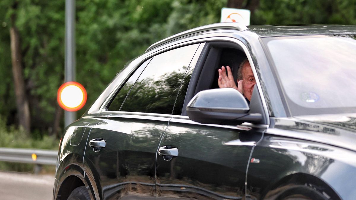 El Rey emérito Juan Carlos I a su salida de Madrid con dirección Abu Dabi tras su visita a España, a 23 de mayo de 2022, en Madrid (España). Juan Carlos I abandona España tras su visita de cuatro días donde ha acudido a Sanxenxo (Pontevedra) y se ha reunido en Madrid con su hijo. Se trata de la primera visita a España después de que Juan Carlos I se viera forzado a marcharse del país para evitar que leer más algunas de sus actividades, ya en el punto de mira de la justicia, dañasen a la Corona y después de casi cuatro días en tierras gallegas.