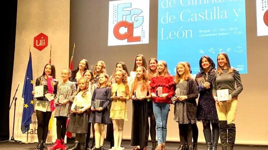 Más componentes del Club Ritmo León en la gala autonómica de Gimnasia.