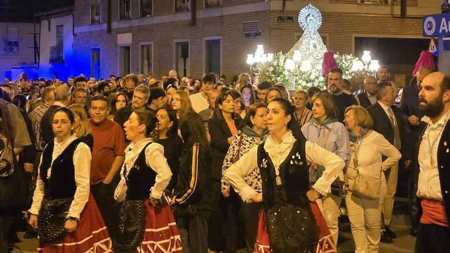 Grupos de folclore durante la procesión de la Virgen de Valverde