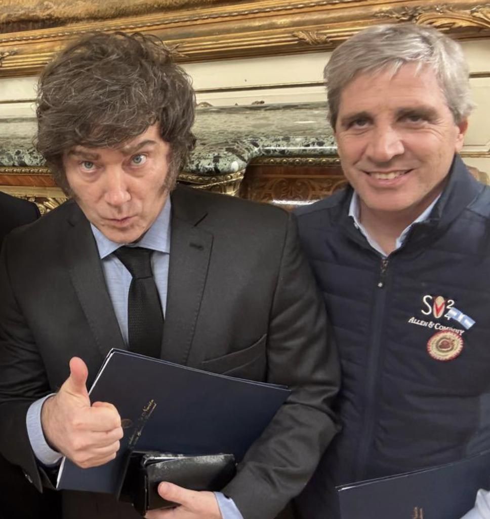 En septiembre 2025, antes de grabar un video por el Presupuesto 2026, Caputo se mostró con Milei usando la campera de Sun Valley.