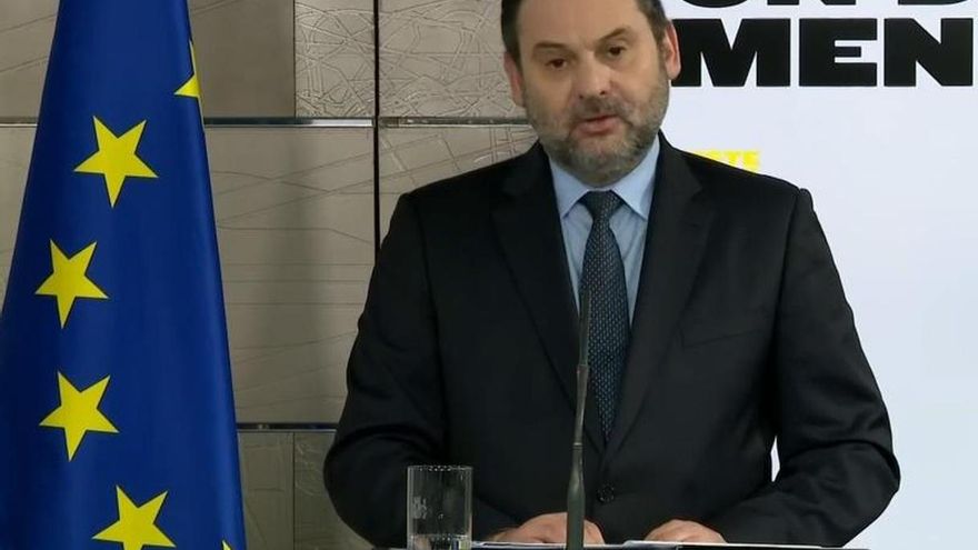 Captura de la señal institucional de Moncloa, del ministro de Transportes, José Luis Ábalos, este domingo durante la rueda de prensa.