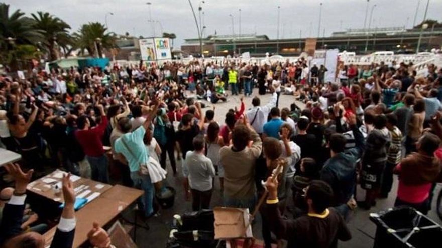 Acampada en San Telmo por el 15M. (Foto: Sara Estévez).