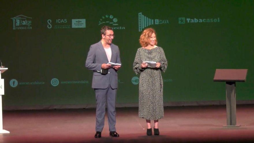 Los presentadores de la gala, Rafael Pontes y Marta Jiménez.
