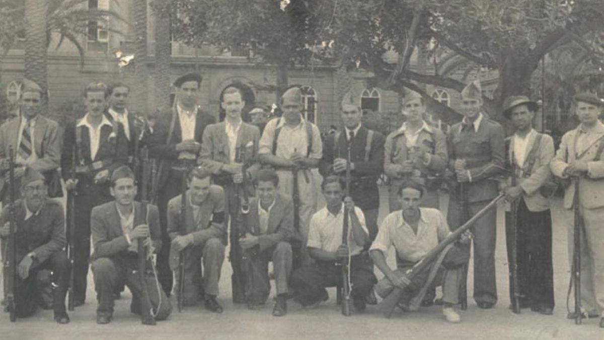 Civiles armados delante del Gobierno Militar en Gran Canaria, 18 de julio de 1936.