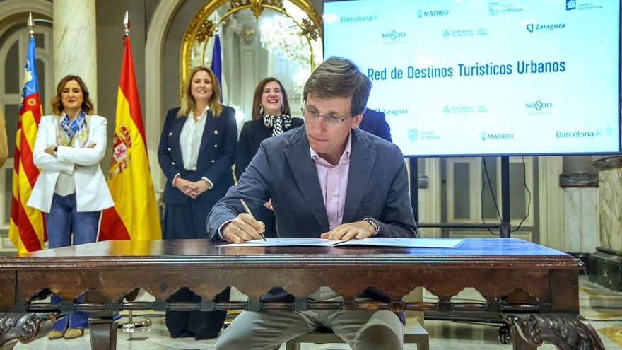 Almeida descarta organizar una nueva mascletá en Madrid: "Ahora lo que nos toca es venir a València"