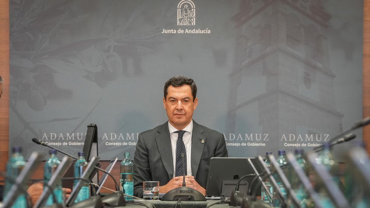 Juanma Moreno defiende su "prudencia" y vincula la reacción del alcalde de Adamuz a "presiones" del PSOE
