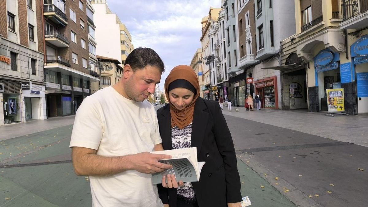 Ramzi y Nedaa leyendo 'Palabras sangrantes'.