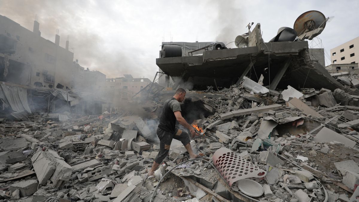 Un palestino inspecciona las ruinas del edificio destruido por los ataques aéreos israelís en Gaza este viernes.