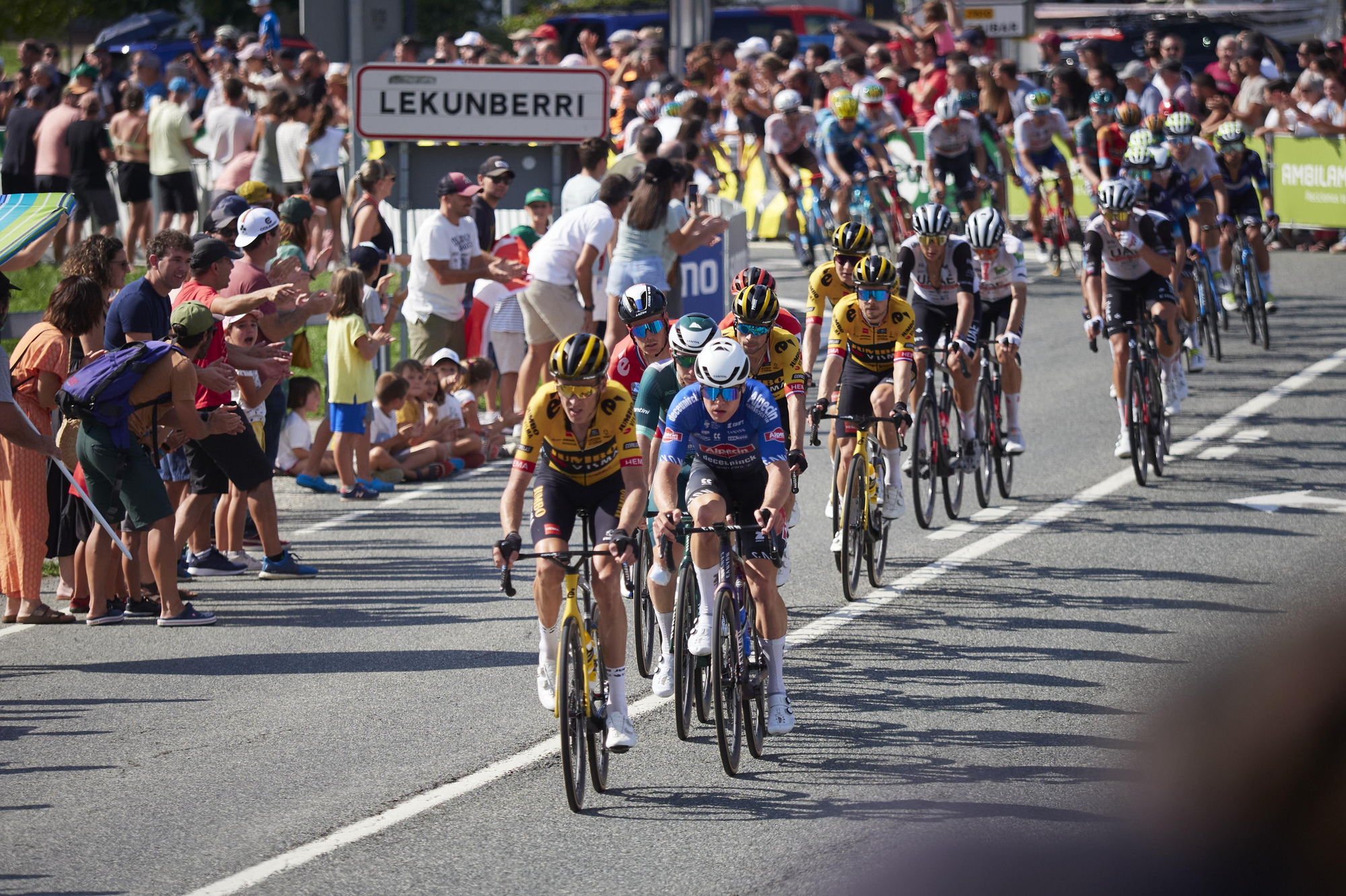 El pelotón, a su entrada en Lekunberri.