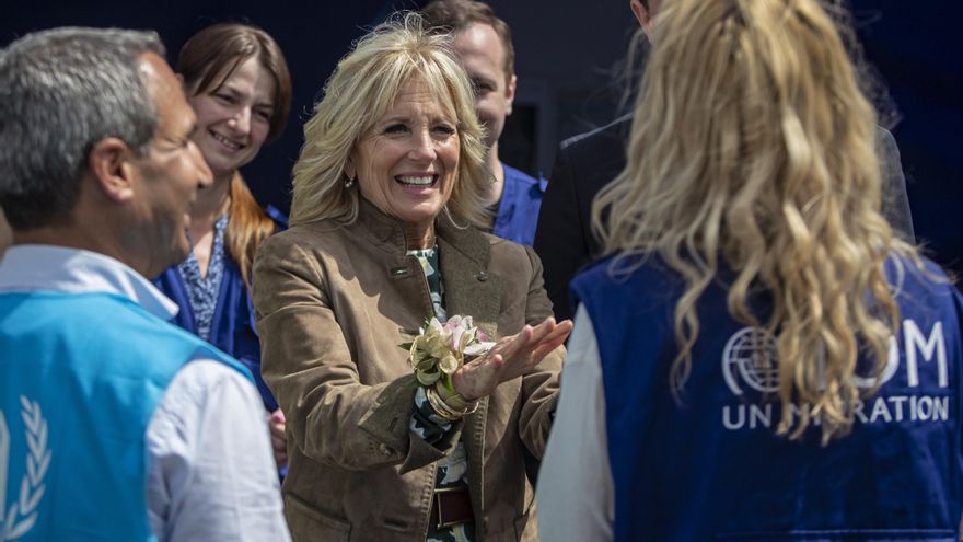 Jill Biden (C) hoy en Vysne Nemecke, Eslovaquia. EFE/EPA/MARTIN DIVISEK