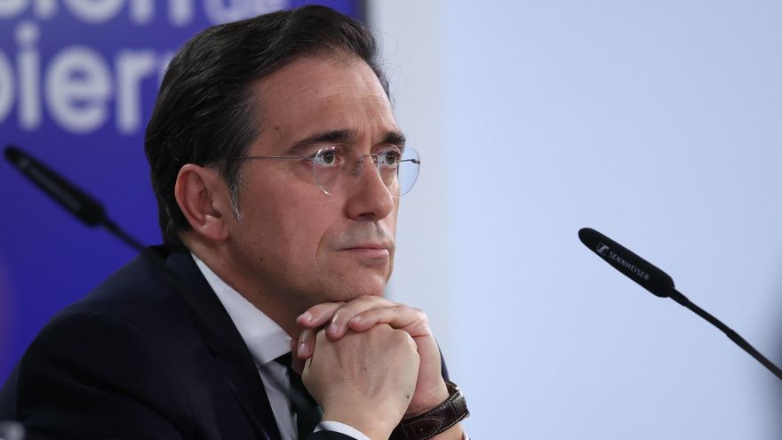 (I-D) El ministro de Exteriores, José Manuel Albares