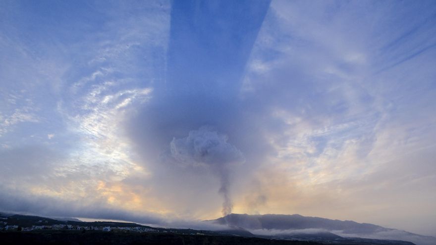 Columnas de humo y cenizas emergen del volcán en una imagen tomada este martes desde la localidad de Tazacorte, en la isla de La Palma. EFE/Ángel Medina G.