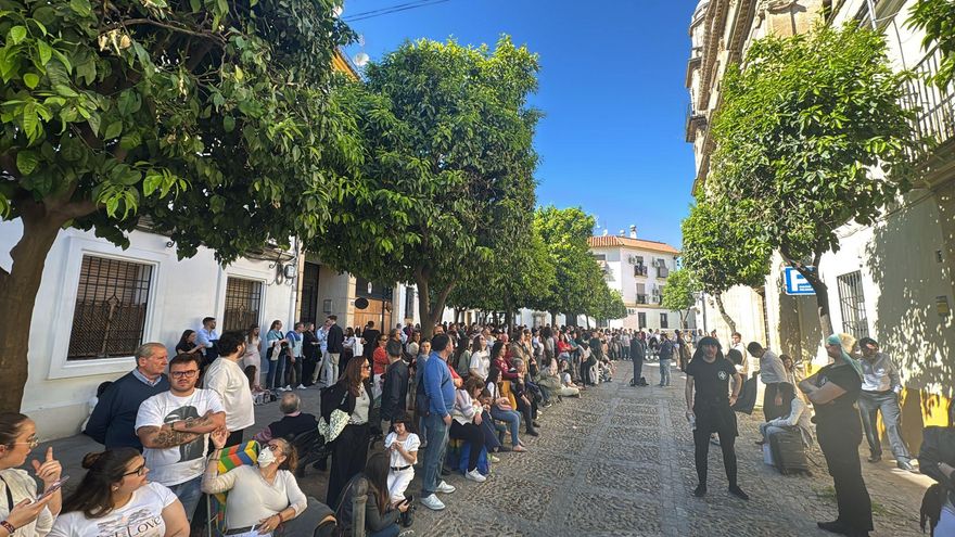 Expectación por la salida de la Hermandad de la Universitaria