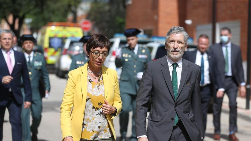 El ministro del Interior, Fernando Grande-Marlaska, junto a la entonces directora de la Guardia Civil, María Gámez, en un acto del cuerpo en el año 2022.