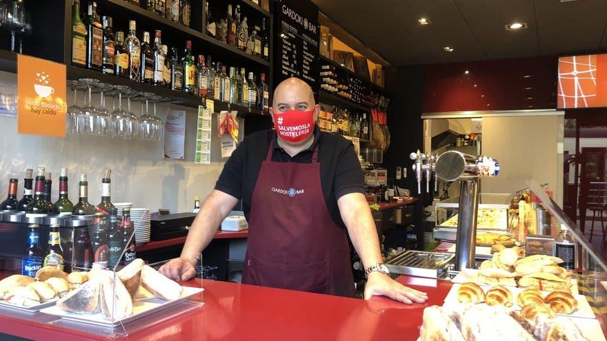 Los bares de Vitoria estrenan las nuevas restricciones por la pandemia entre quejas y resignación: "Sería peor tener que cerrar"