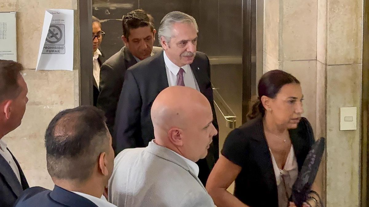 El expresidente Alberto Fernández fue procesado sin prisión preventiva en la causa Seguros, acusado de “negociaciones incompatibles con la función pública”.