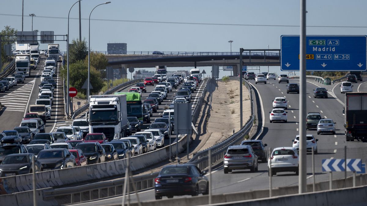 La DGT señala las horas y carreteras más conflictivas para la circulación durante la festividad de Todos los Santos