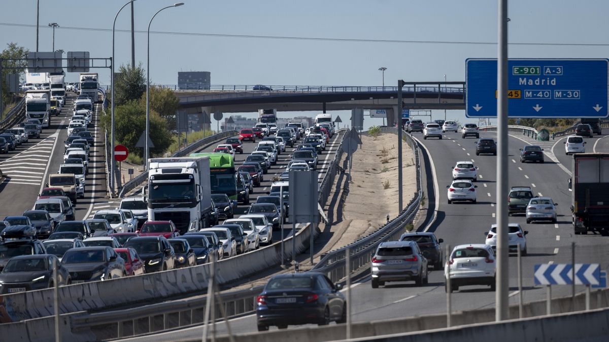 La DGT señala las horas y carreteras más conflictivas para la circulación durante la festividad de Todos los Santos