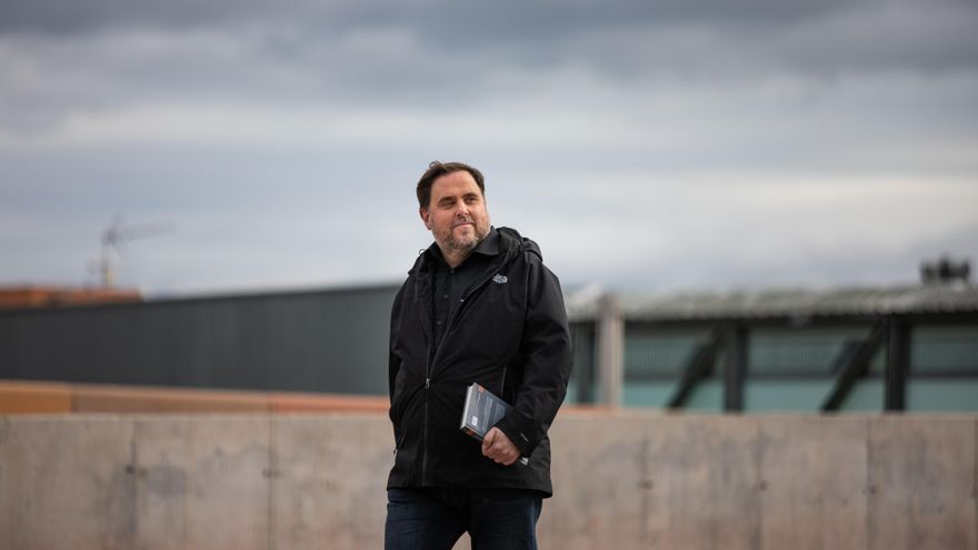 El líder de ERC, Oriol Junqueras, condenado a 13 años de cárcel por sedición y malversación en la sentencia del 'procés', camina para salir del Centro Penitenciario Lledoners (en el que lleva preso 853 días) desde dónde se desplazará hasta el campus de la