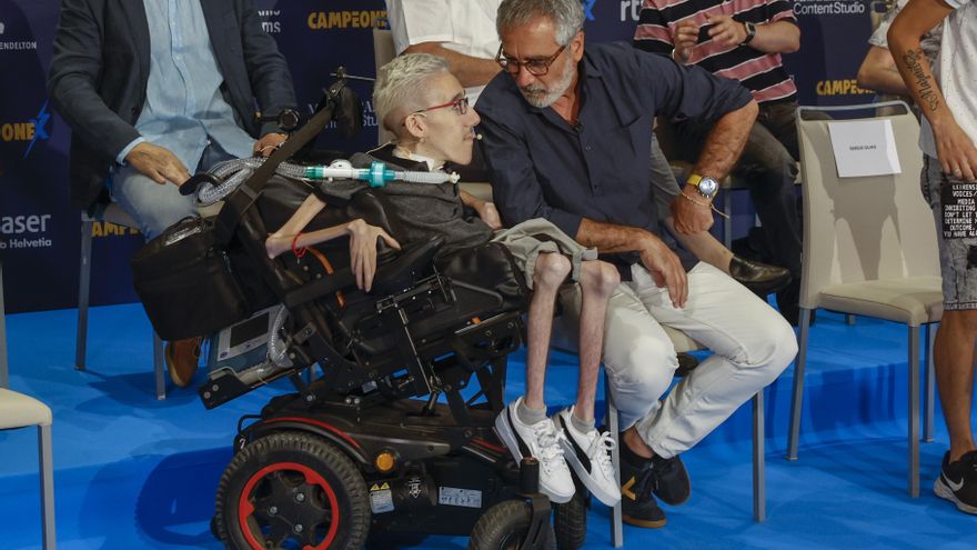 El director de cine Javier Fesser (d) conversa con el actor y youtuber Brianeitor 2002 durante la presentación de la película "Campeonex" en un hotel madrileño este martes. EFE/ J.J. Guillén