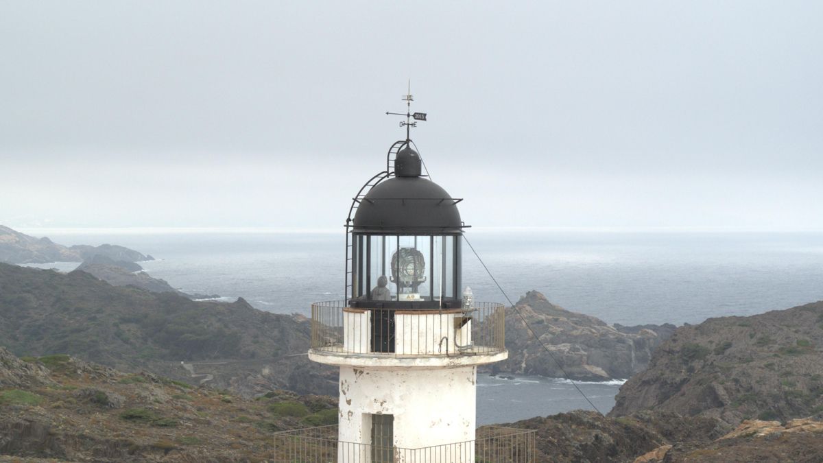 'Aunque seamos islas', la ópera prima de la asturiana Cristina Rodríguez Paz que fusiona su pasión por los faros, el mar y el cine