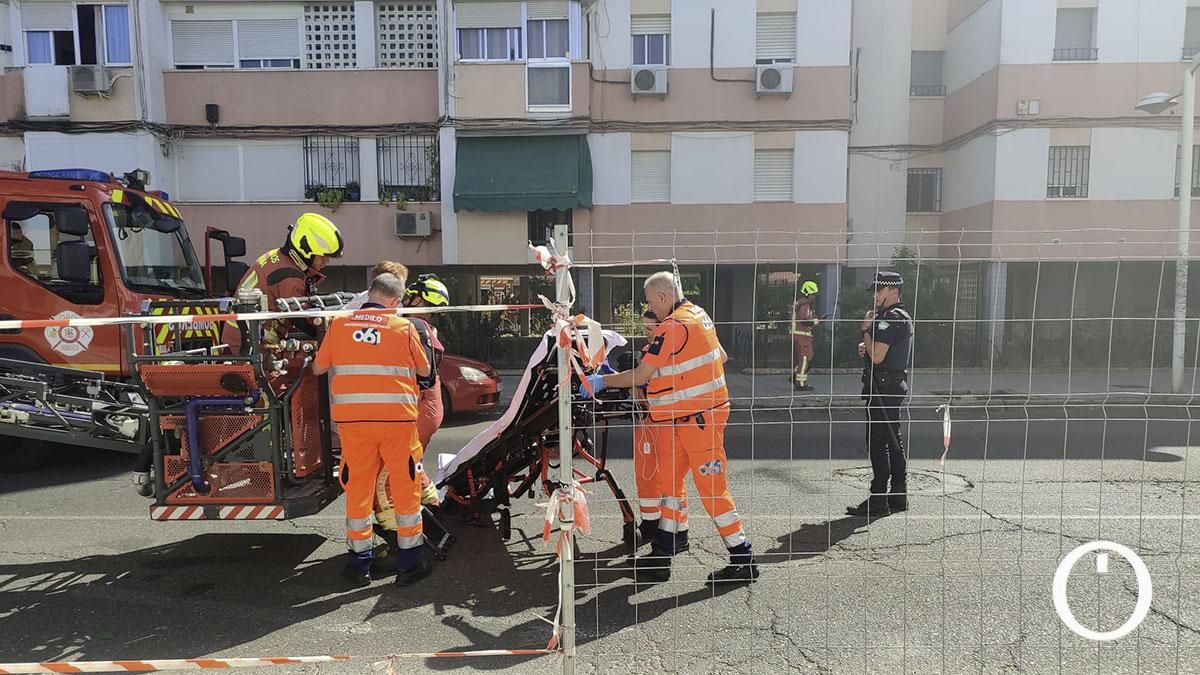 Bomberos y 061 con los vecinos desalojados del bloque