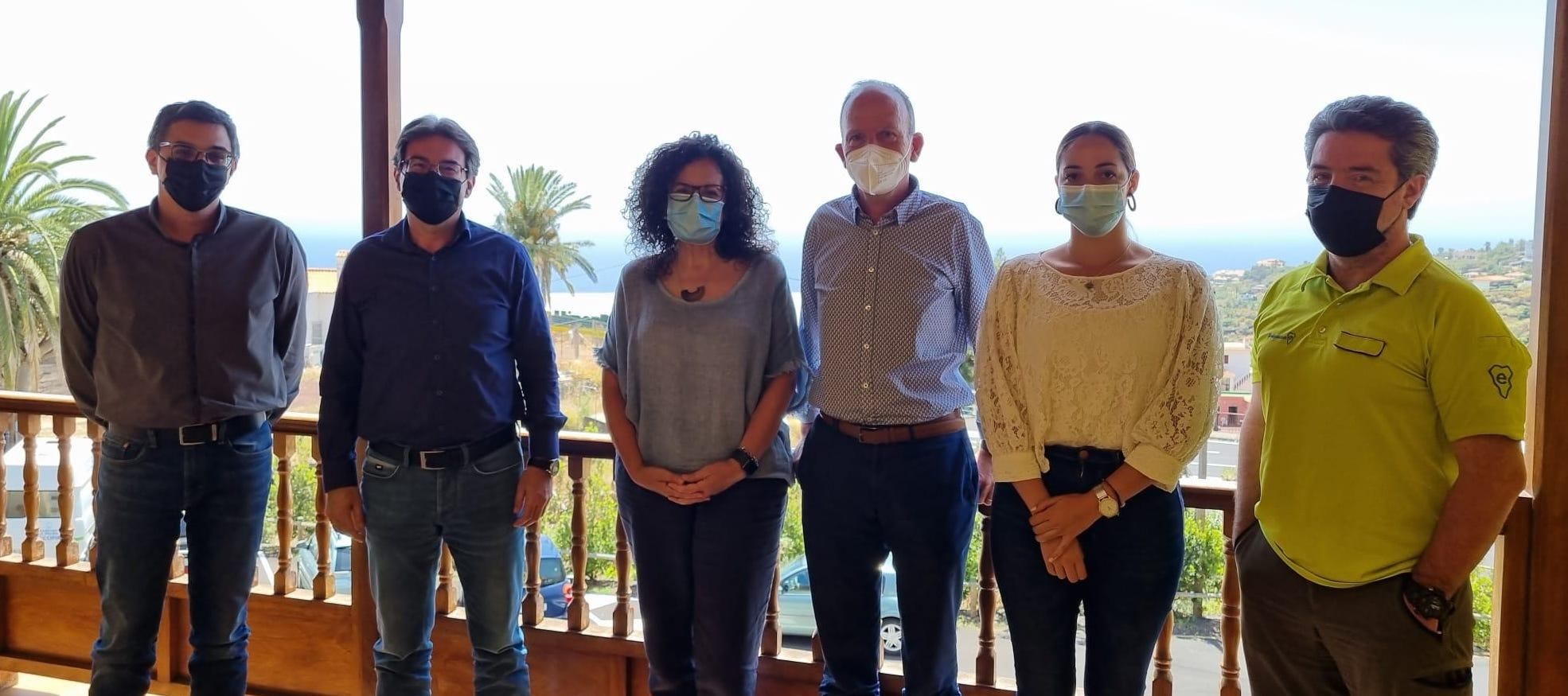 Nieves Rosa Arroyo con los participantes en la reunión.