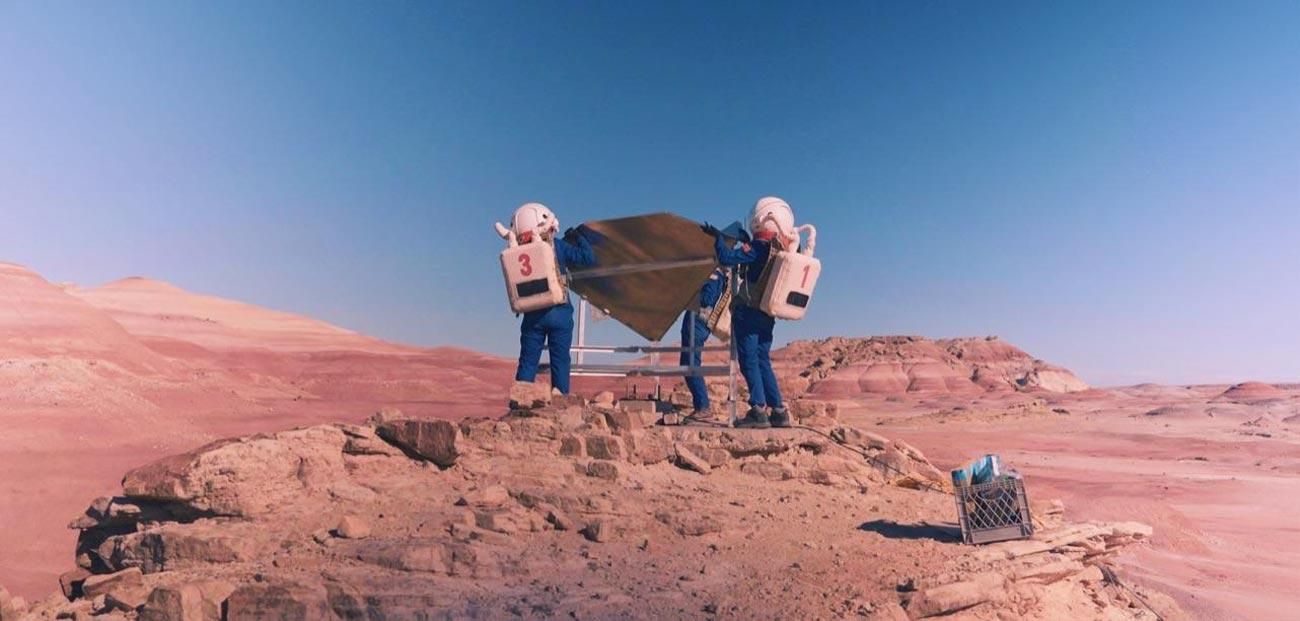 Proceso de instalación del reflector en el desierto donde está la base 'marciana' de investigación en Utah (USA).