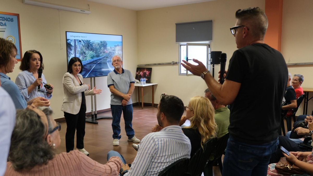 La alcaldesa de Las Palmas de Gran Canaria, Carolina Darias, comparte con vecinos y vecinas el proyecto de transformación urbana de la carretera de Almatriche.